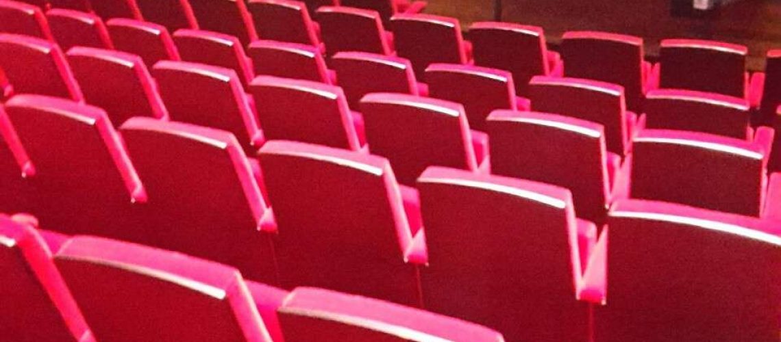Nu nog leeg maar 26 oktober zitten in deze pluche stoelen van het De LaMar theater 200 VierTaal medewerkers!